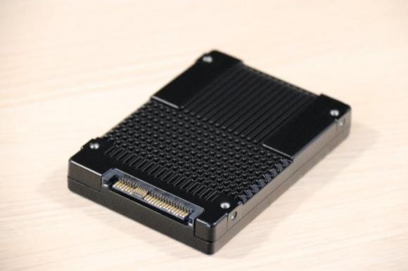 英特爾傲騰DC P4800X固態(tài)盤默默耕耘，不斷助力企業(yè)數(shù)據(jù)加速