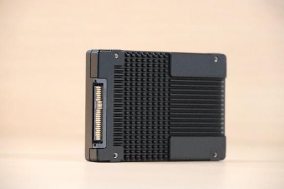 英特爾傲騰DC P4800X固態(tài)盤默默耕耘，不斷助力企業(yè)數(shù)據(jù)加速