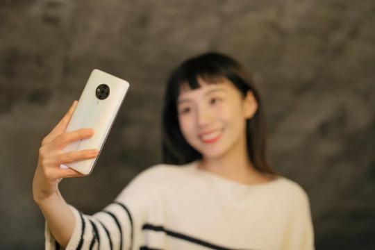 「 又 黑 又 糊 」，晚 上 自 拍 太！難！了！