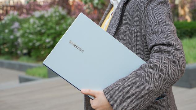 夏日清爽搭配，三星Galaxy Book Ion月光銀是首選