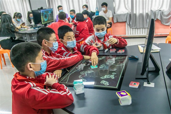 新疆烏什縣4所學(xué)校人工智能實(shí)驗(yàn)室投入使用 感受訊飛幻境智能教學(xué)魅力 為教育插上“智慧”翅膀