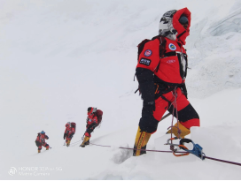 高人為峰，中國登山隊沖頂成功，榮耀30系列50倍長焦見證珠峰新高度
