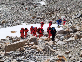 高人為峰，中國登山隊沖頂成功，榮耀30系列50倍長焦見證珠峰新高度
