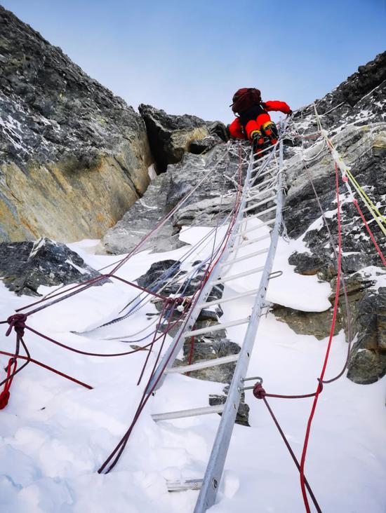 5月27日，2020珠峰高程測量登山隊正在向珠峰峰頂挺進。新華社特約記者 扎西次仁 攝