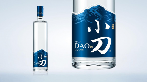 熱門IP的強(qiáng)強(qiáng)聯(lián)合，看小刀酒怎么在“鄉(xiāng)村愛情”中成大器