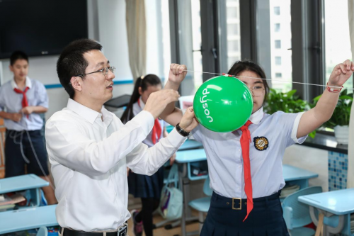 戴森通過(guò)上海市教委向六所中小學(xué)捐贈(zèng)空氣凈化風(fēng)扇，為學(xué)生返校保駕護(hù)航