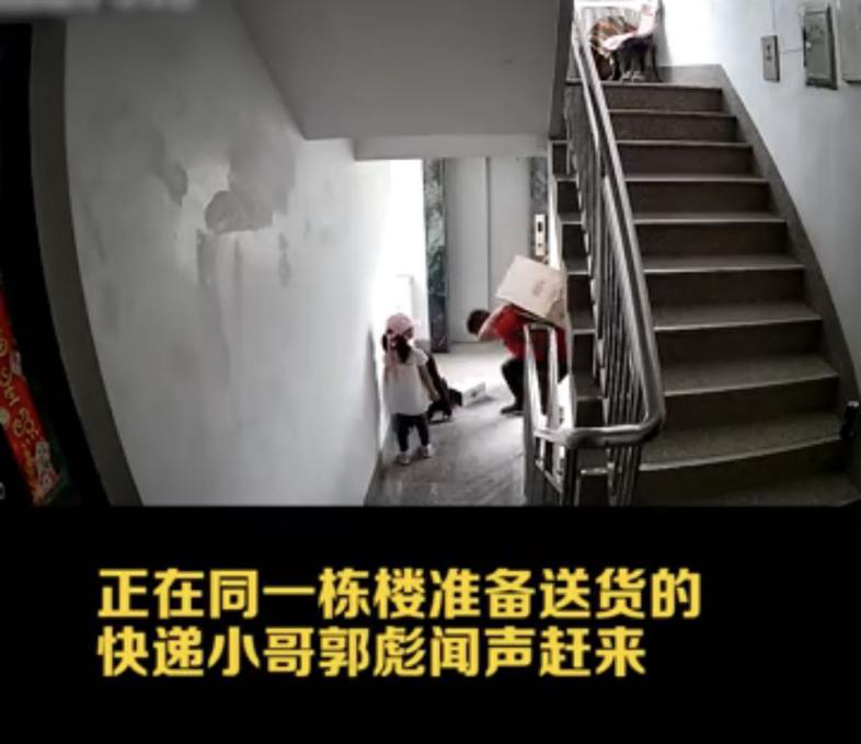 京東小哥路上播下善的種子“快遞叔叔救媽媽dan wu送空調(diào)，請(qǐng)您別怪他”