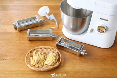 想從入門(mén)小白變身烘焙大神，有這臺(tái)凱伍德廚師機(jī)就夠了！