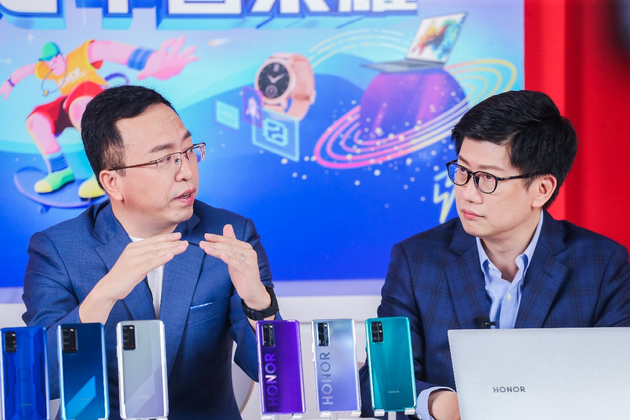 榮耀總裁趙明與經(jīng)濟學者薛兆豐