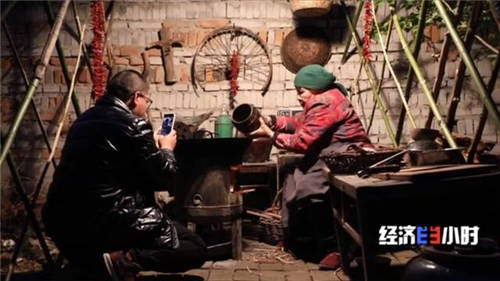 疫情期間他拉著奶奶拍抖音，圈粉50萬收入翻4倍，央視都點贊！