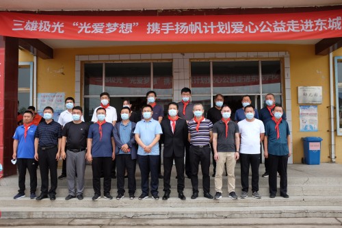 央視關(guān)注！三雄極光助力教育扶貧 點(diǎn)亮求學(xué)夢(mèng)
