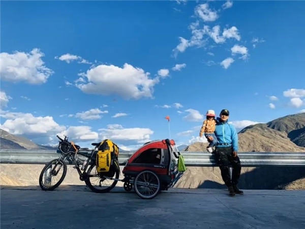 抖音90后奶爸帶女兒騎行4139公里去拉薩：騎車就像人生，堅持總能到達