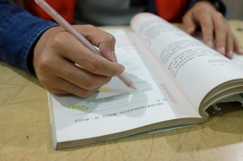 三雄極光：教室里的“假”燈光，該嚴(yán)打了！