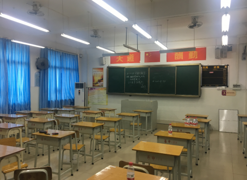 三雄極光：教室里的“假”燈光，該嚴(yán)打了！
