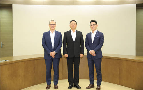 扶云直上，共執(zhí)牛耳丨神州數(shù)碼攜手IBM與紅帽推進(jìn)企業(yè)混合云轉(zhuǎn)型進(jìn)程