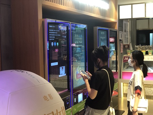 老片新映助力影院“回血” 95后撐起影院復工“半邊天”