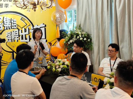 在iQOO電競夏令營，KPL職業(yè)選手面對(duì)面帶你上王者