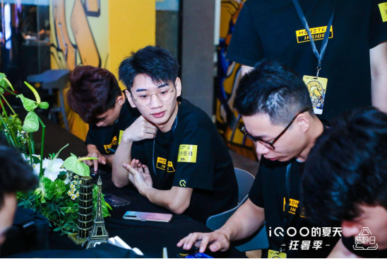 在iQOO電競夏令營，KPL職業(yè)選手面對(duì)面帶你上王者