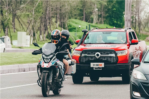 長城炮護(hù)航巡游 玩轉(zhuǎn)機(jī)車文化