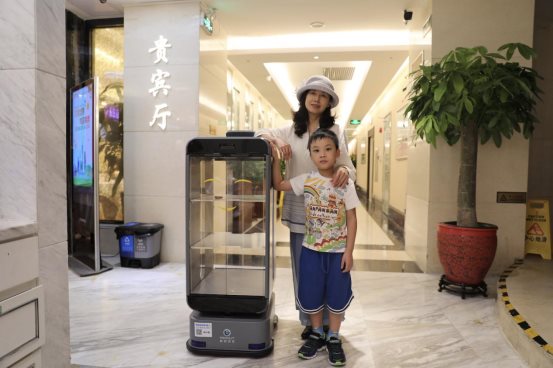 無接觸服務(wù)成常態(tài) 送餐機(jī)器人保障用餐安心