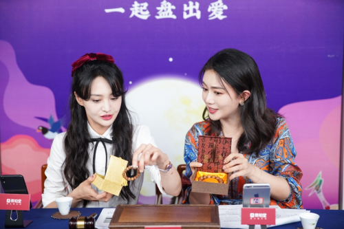 鄭爽微拍堂七夕直播，開創(chuàng)明星+文玩直播新模式
