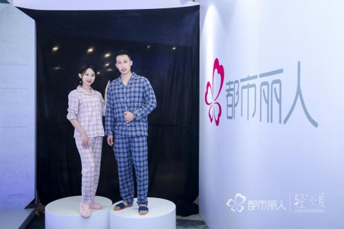 關曉彤吸貓大片上線，都市麗人成為鏟屎官的不二之選