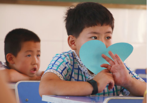 這個(gè)內(nèi)蒙7歲女孩的新學(xué)期心愿，是擁有一個(gè)書包
