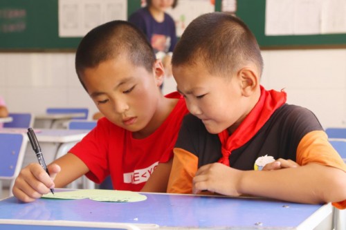 這個(gè)內(nèi)蒙7歲女孩的新學(xué)期心愿，是擁有一個(gè)書包