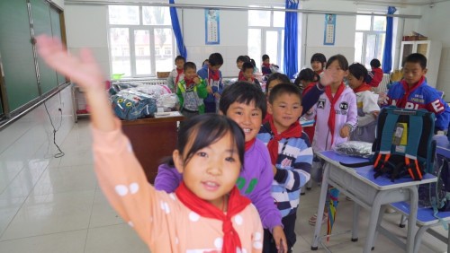 這個(gè)內(nèi)蒙7歲女孩的新學(xué)期心愿，是擁有一個(gè)書包