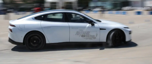 小鵬P7行不行？小鵬汽車靠譜嗎？比一比就知道了！