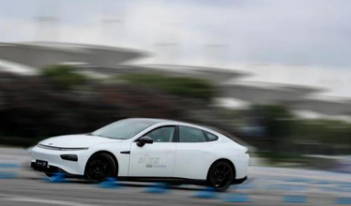 小鵬P7行不行？小鵬汽車靠譜嗎？比一比就知道了！