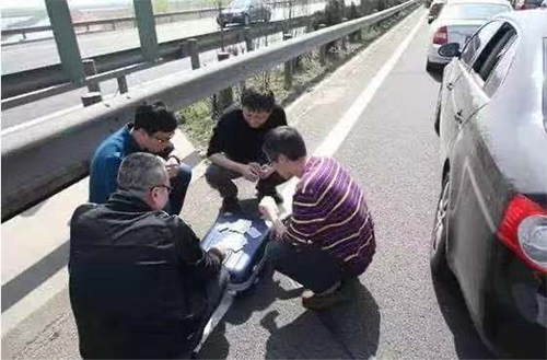 爆堵路段下車玩健身環(huán)減壓，網(wǎng)友表示國慶堵車有救了