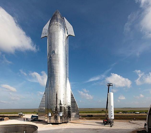 伊隆·馬斯克還指出，SpaceX的可重復(fù)使用“星艦”火箭將是把他的計(jì)劃變成現(xiàn)實(shí)的關(guān)鍵。他認(rèn)為，人類(lèi)可以在兩年內(nèi)乘坐火箭飛行