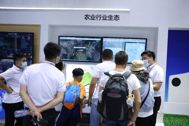 數(shù)字中國(guó)建設(shè)峰會(huì)：從卡奧斯13個(gè)賦能案例，看企業(yè)如何數(shù)字化轉(zhuǎn)型
