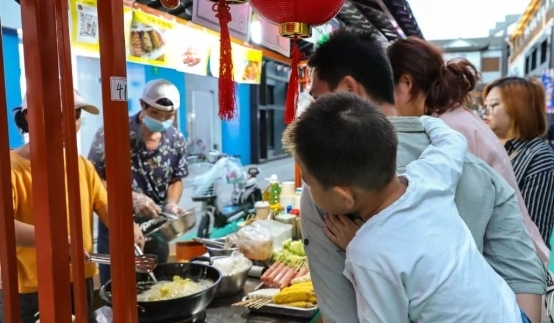 上海園區(qū)夜經(jīng)濟(jì)火爆背后：把控油煙污染整治，安裝油煙凈化設(shè)備