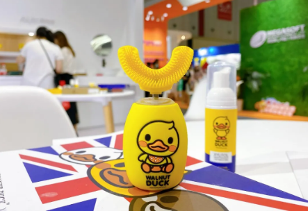 艾詩摩爾兒童牙刷大秀上海孕嬰童展，有它潔牙才干凈