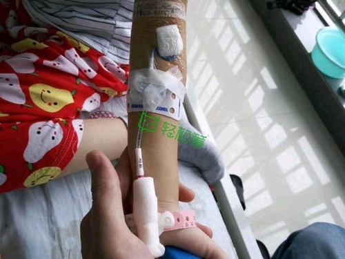不忍年少女兒被病魔帶走，父母輕松籌上為女兒籌集治療費(fèi)