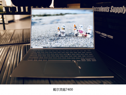 聯想小新Pro 14 VS 戴爾靈越7400，誰才是屏幕攻防兼?zhèn)涞膶嵙ε桑?/></p><p>戴爾靈越7400雖然同樣是14英寸陣營的筆記本，但在<strong>業(yè)界首次設計采用了</strong><strong>14.5英寸</strong><strong>屏幕</strong>。相比14英寸屏幕，這塊屏幕<strong>可視面積再提升</strong><strong>13%</strong>，再加上16:10比例的優(yōu)勢，讓一屏畫面中可以呈現的內容更多。在分屏使用時，也更加得心應手，直接提升工作效率。例如日常寫文章的時候，可以將屏幕分成兩部分，左邊是搜索資料的網頁，右邊是word窗口，一邊查一邊寫，免去了頻繁切換的麻煩。而<strong>2.5K</strong><strong>的分辨率也足夠高清</strong>，無論是工作還是娛樂觀影都非常合適。</p><p>不要以為14.5英寸屏幕，就會帶來機身增大的問題。其實它的機身和傳統(tǒng)14英寸機身的筆記本差不多。得益于“微邊框”這項戴爾的拿手好戲，靈越7400屏幕的上下左右四邊的邊框都非常窄。窄邊框的好處很多，一個是能讓機身尺寸不變的情況下，屏幕面積更大;另一個就是提升屏幕的觀看體驗。<strong>靈越7</strong><strong>400</strong><strong>讓用戶既可以享受到大屏帶來的優(yōu)秀體驗，又兼具了隨身攜帶的輕薄便攜性。</strong></p><p align=