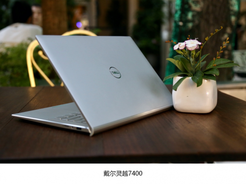 聯想小新Pro 14 VS 戴爾靈越7400，誰才是屏幕攻防兼?zhèn)涞膶嵙ε桑?/></p><p>而戴爾靈越7400的思路相對更合理平衡一些，<strong>11代處理器CPU+Xe集顯，是</strong><strong>非常</strong><strong>適合輕薄本的配置</strong>。首先，11代處理器性能不必多說，性能實現大幅提升。其次，銳炬Xe顯卡達到了獨顯級性能，英特爾官方數據表示圖形性能提升近87%，性能超越目前市面上90%同細分市場的獨顯，即使是經常渲染視頻的創(chuàng)作者，相信這塊顯卡也能有不錯的表現。而且，集顯相對獨顯功耗更小，發(fā)熱量更低，對輕薄本的適配性更好，減少了散熱與續(xù)航的壓力，再搭配上78Whr大電池，可以說靈越7400是把性能釋放+輕薄+長續(xù)航三個方面都考慮到了，性能釋放更充分、功耗更低，同時還為續(xù)航加碼，平衡性非常到位。</p><p><strong>另外值得說說的就是續(xù)航和接口這些細節(jié)問題了。</strong></p><p>在接口這個細節(jié)，兩款產品走了完全不同的路線：</p><p align=