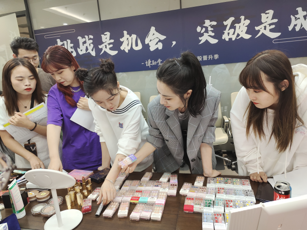 勝負(fù)已分？薇婭雙十一預(yù)售首日GMV53.2億元，超李佳琦14.5個(gè)億