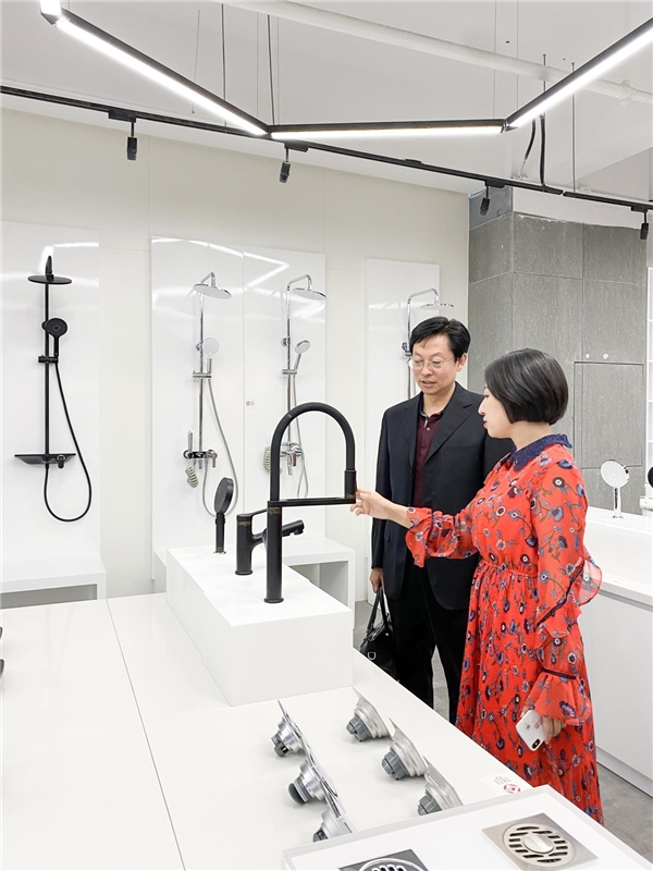 中國五金制品協(xié)會專職副理事長金立新，代表協(xié)會到diiib大白衛(wèi)浴走訪調(diào)研