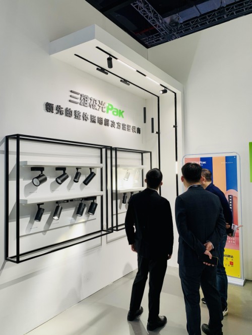 人從眾模式開啟！三雄極光刷爆零售展！