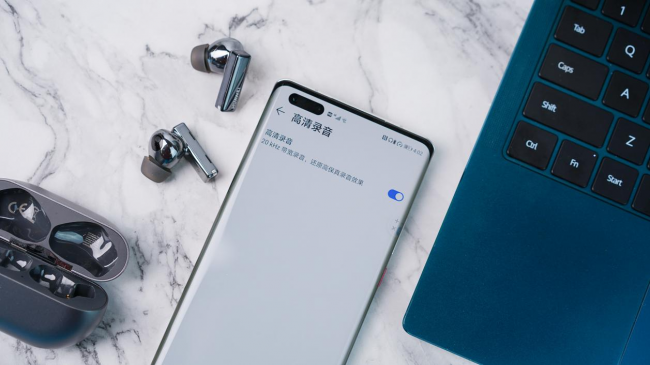剛?cè)胧值娜A為Mate40 Pro連上電腦+耳機 讓我秒變Vlog達人！