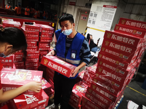 東鵬飲料聯(lián)合京東物流，關(guān)懷“11.11背后的男人”