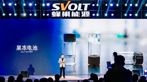 中國(guó)動(dòng)力電池企業(yè)圍剿安全“灰犀?！?/></p><p>在電池PACK環(huán)節(jié),蜂巢能源推出“熱阻隔電池包”,通過(guò)泄壓、噴發(fā)物控制、降溫、報(bào)警、隔熱等多種方式,來(lái)實(shí)現(xiàn)PACK層級(jí)的安全防護(hù)。</p><p>此外,基于和清華大學(xué)合作開(kāi)發(fā)的電池內(nèi)短路預(yù)警模型,蜂巢能源還推出了電池系統(tǒng)安全監(jiān)控的 “蜂云平臺(tái)”, 電池安全預(yù)警的準(zhǔn)確率達(dá)到90.9%,并可以實(shí)現(xiàn)對(duì)于內(nèi)短路提前2個(gè)月的預(yù)警,充分保障電池系統(tǒng)安全。</p><p align=
