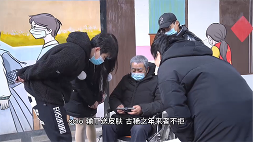 70歲大爺路邊單挑王者榮耀，你大爺永遠是你大爺