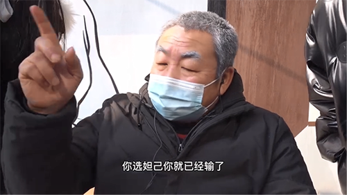 70歲大爺路邊單挑王者榮耀，你大爺永遠是你大爺
