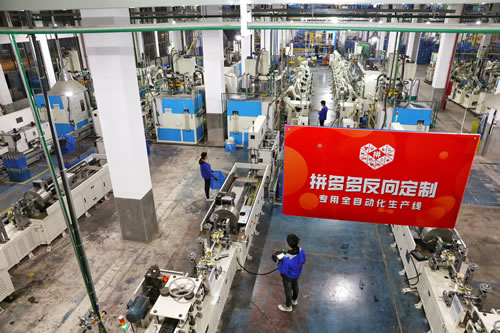 ▲拼多多“新品牌計(jì)劃”某代表企業(yè)的反向定制生產(chǎn)線。（攝影 小滿）.jpg