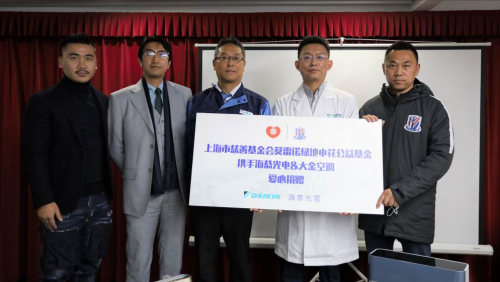 圣誕關(guān)愛 冬日升溫，大金空調(diào)攜手莫雷諾綠地申花公益基金進(jìn)行愛心捐贈(zèng)