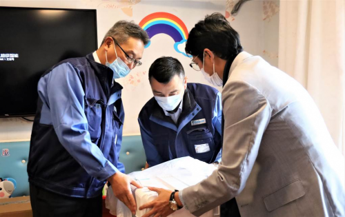圣誕關(guān)愛 冬日升溫，大金空調(diào)攜手莫雷諾綠地申花公益基金進(jìn)行愛心捐贈(zèng)